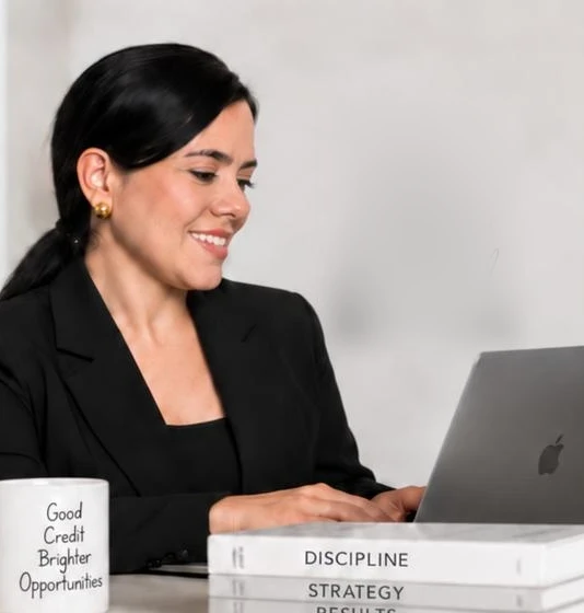 Natalia trabajando en su laptop durante la mentoría